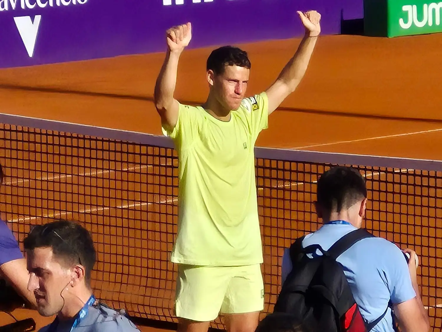 Diego Schwartzman despidiendose del público en Buenos Aires.
