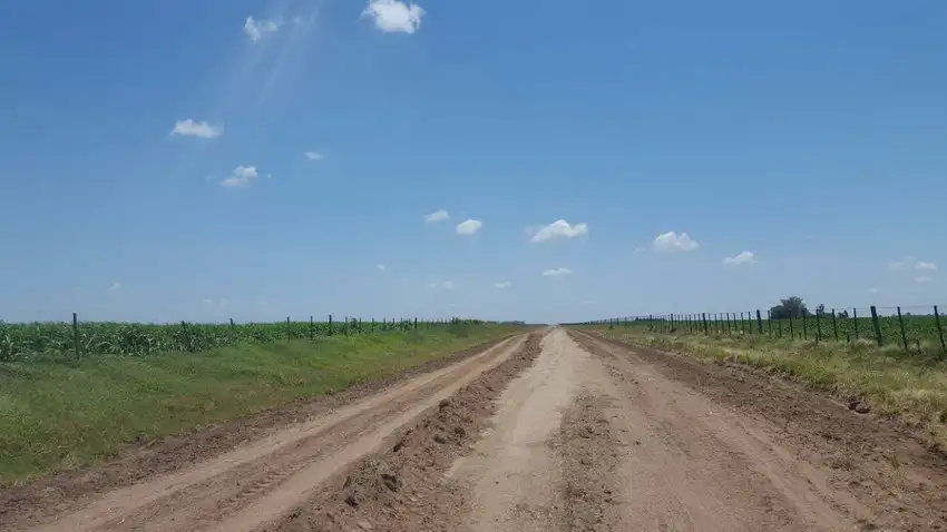 El campo se encuentra en jurisdicción de Venado Tuerto casi en el límite con Carmen.