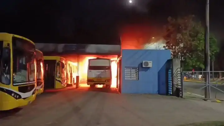 El siniestro dañó por completo a una unidad. (Fotos: Bomberos Voluntarios)
