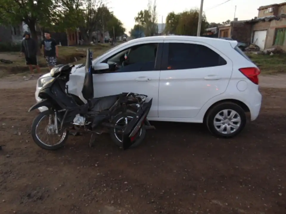 Venado Tuerto: choque entre auto y moto, deja un menor hospitalizado