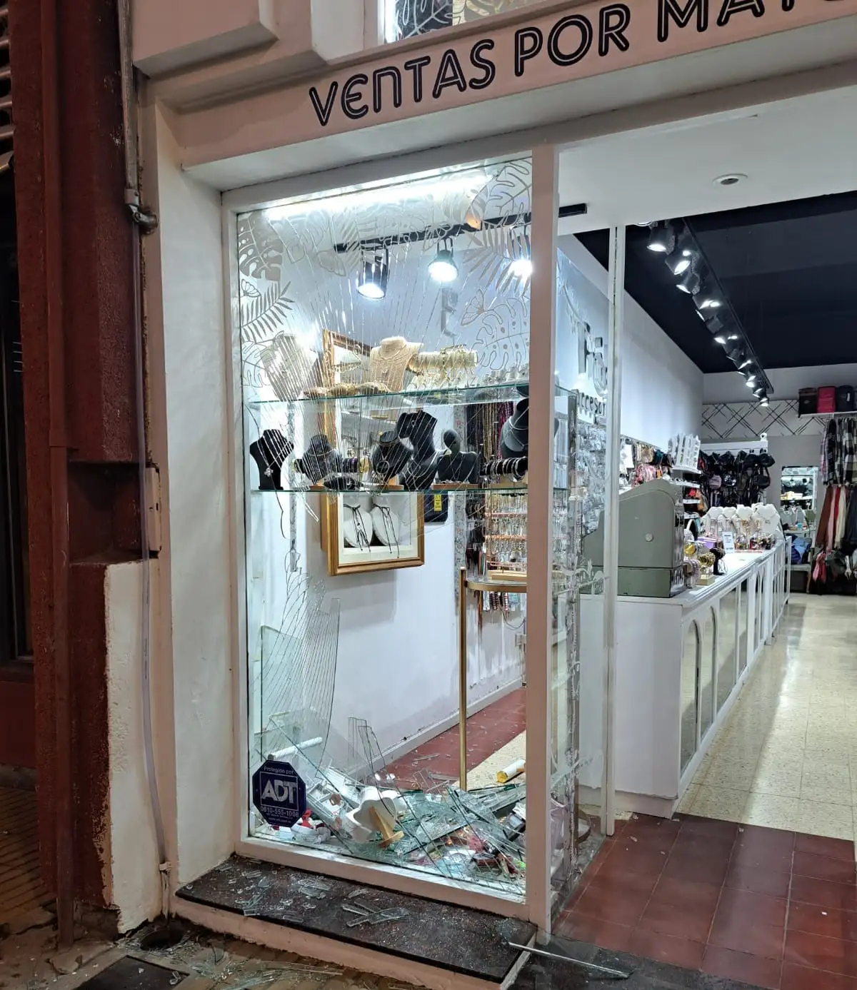 La vidriera del local comercial fue destruida por los jóvenes ladrones.