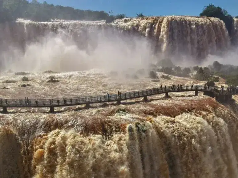 Las pasarelas se retiran y luego, cuando el agua baja se vuelven a colocar.