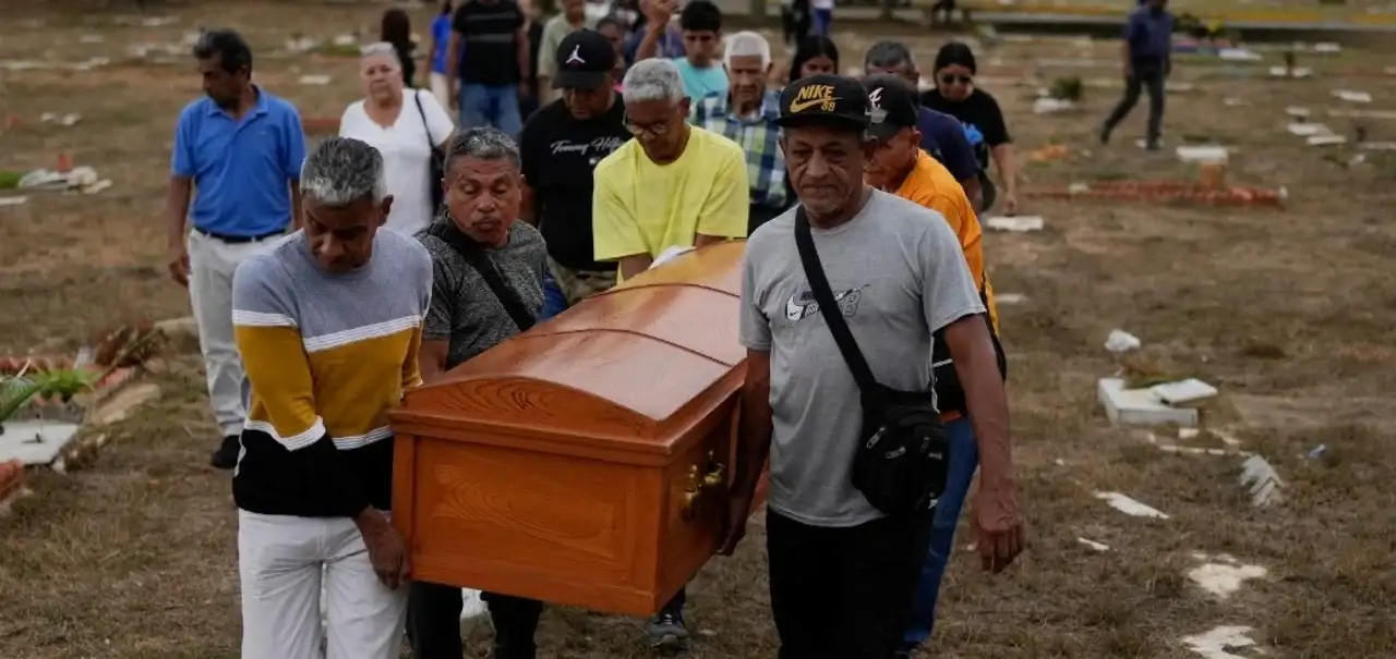 Familias sepultaron a los fallecidos por el ataque.