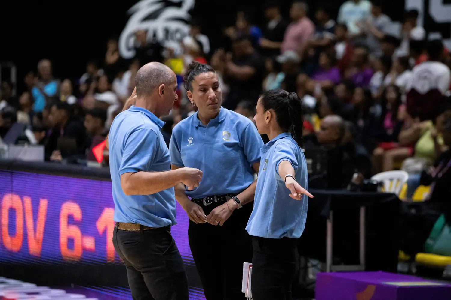 Daiana Di Benedetto junto a su cuerpo técnico. (Foto: FIBA)