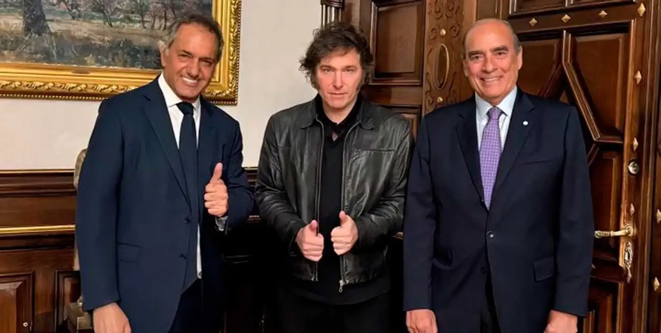 Daniel Scioli posó para la foto con Milei y Francos.