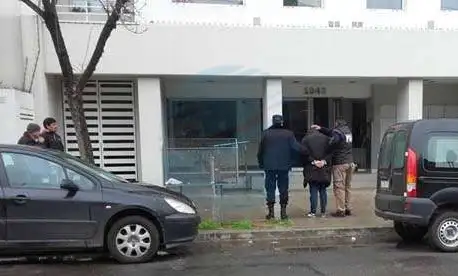 Allanamientos en Esperanza y un detenido por robo a financiera