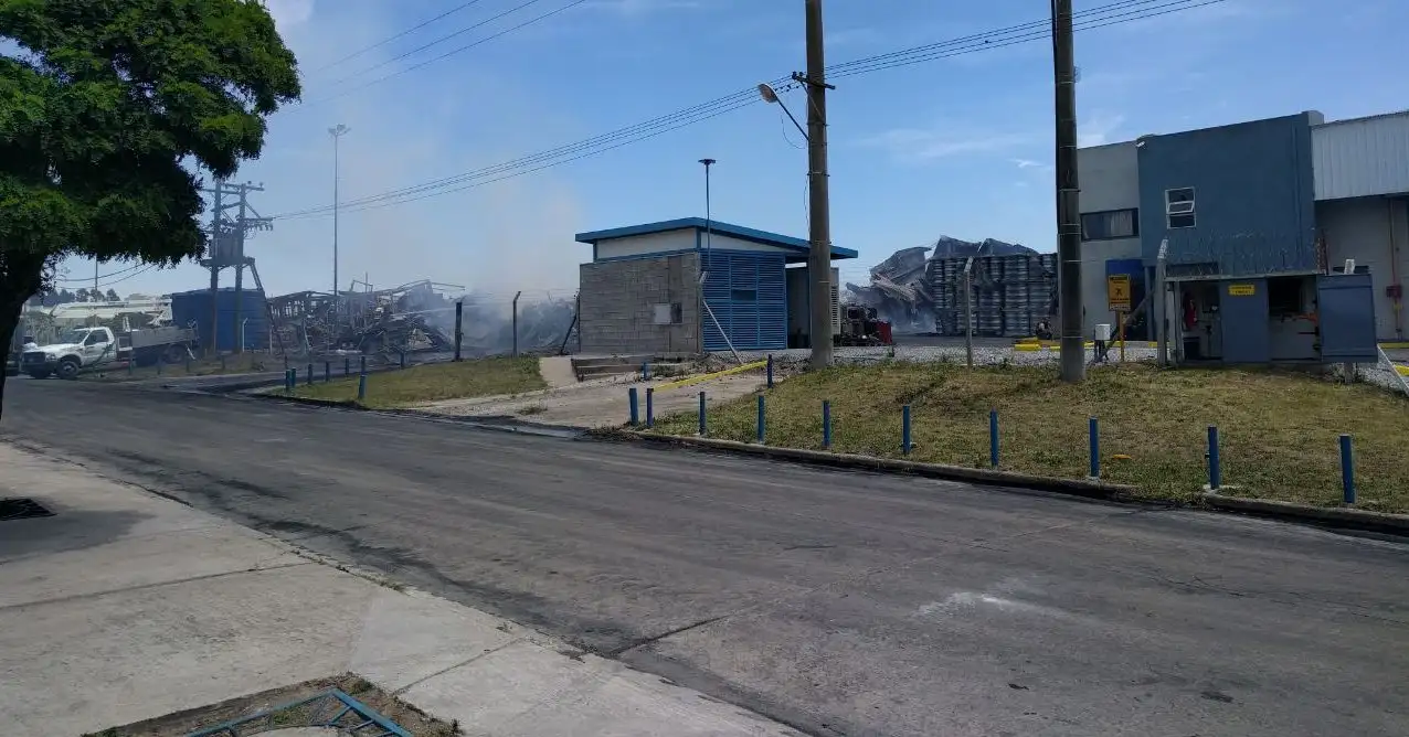 Parque Industrial: si bien el fuego está controlado, quedan algunos focos