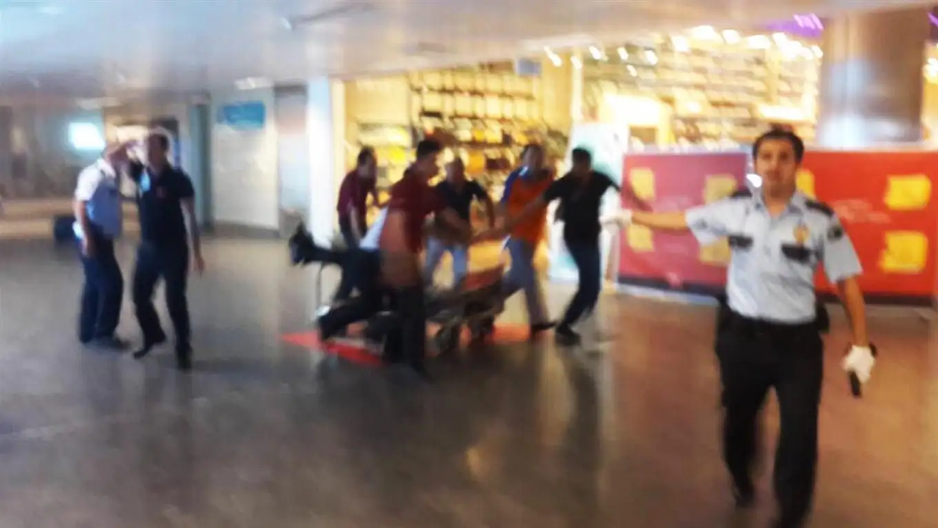 Dos explosiones estremecen el aeropuerto de Estambul