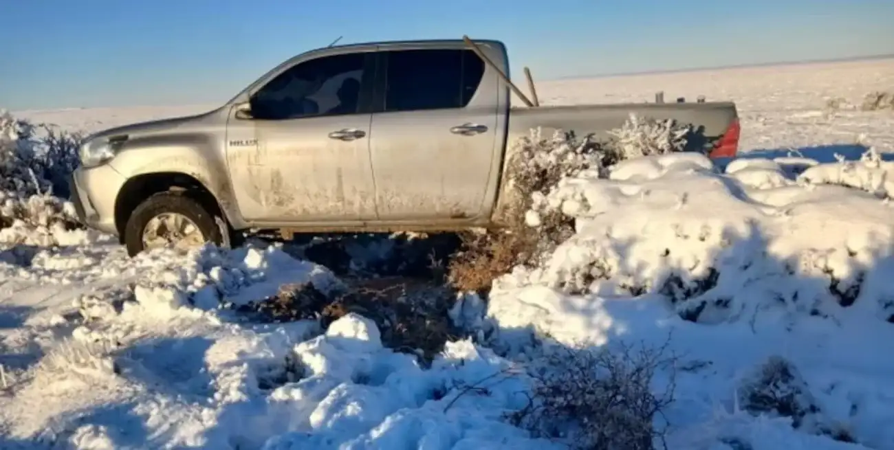 La camioneta quedó inmovilizada tras intentar avanzar por un camino cubierto de nieve.