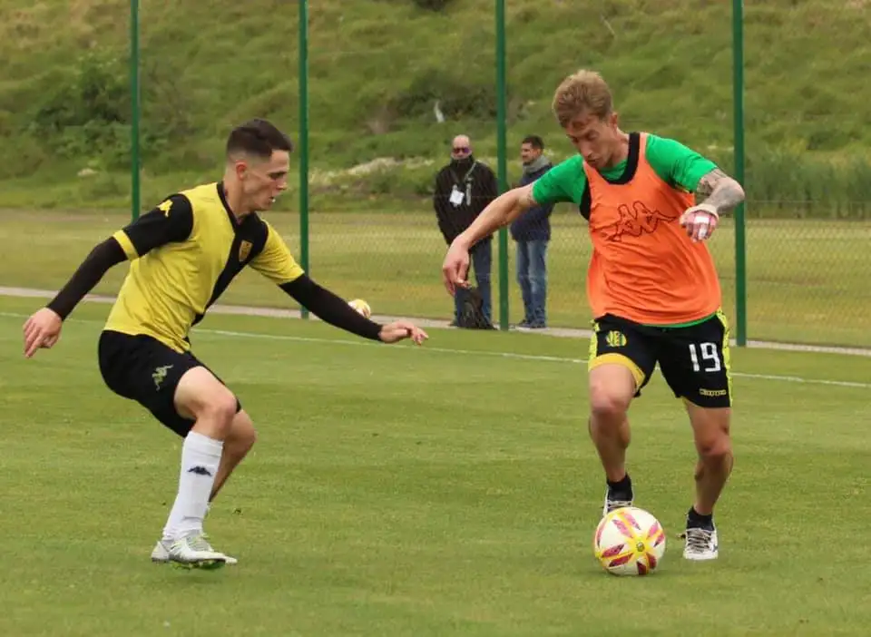 Aldosivi enfrentó a Santamarina en su predio
