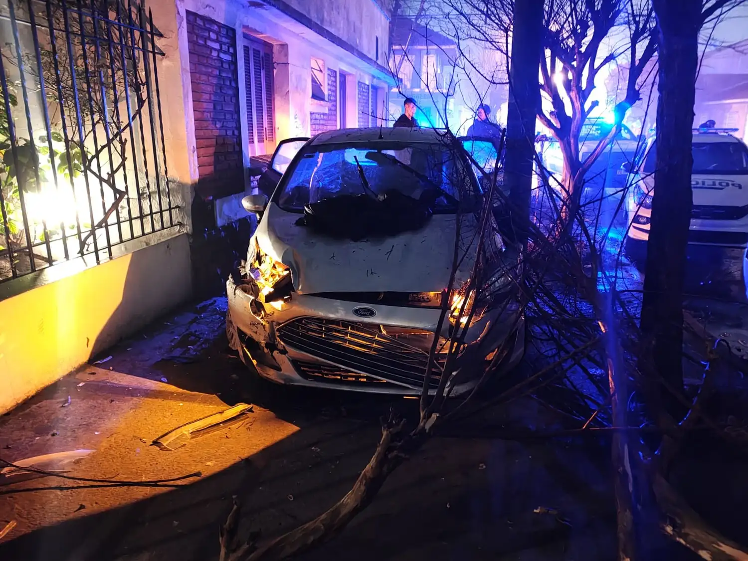 Durante el operativo se secuestraron un malacate plateado, una sierra de corte y tres hojas de sierra, presuntamente utilizadas para la sustracción de cables.