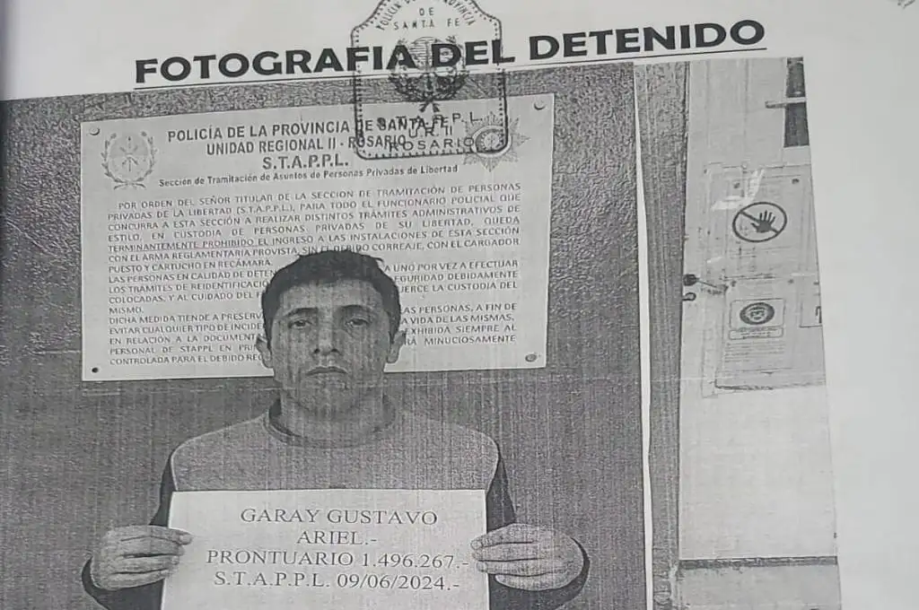 En base a datos aportados por voceros y a comentarios de vecinos de la cuadra, los presos huyeron por el estacionamiento que da a calle Riobamba. Foto: Gentileza.