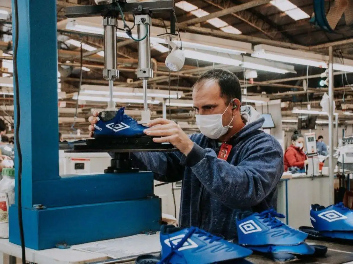 Cien despidos en una fábrica de zapatillas por no poder importar insumos