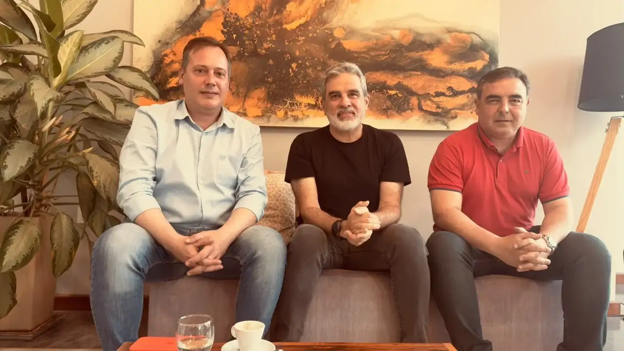 Muzzin junto a Mauricio Vaschetto y Matías Beccaría, representantes de Acep, la asociación que organizó el encuentro.