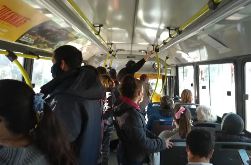 El Gobierno aprobó el protocolo para que pasajeros viajen parados en trenes y colectivos