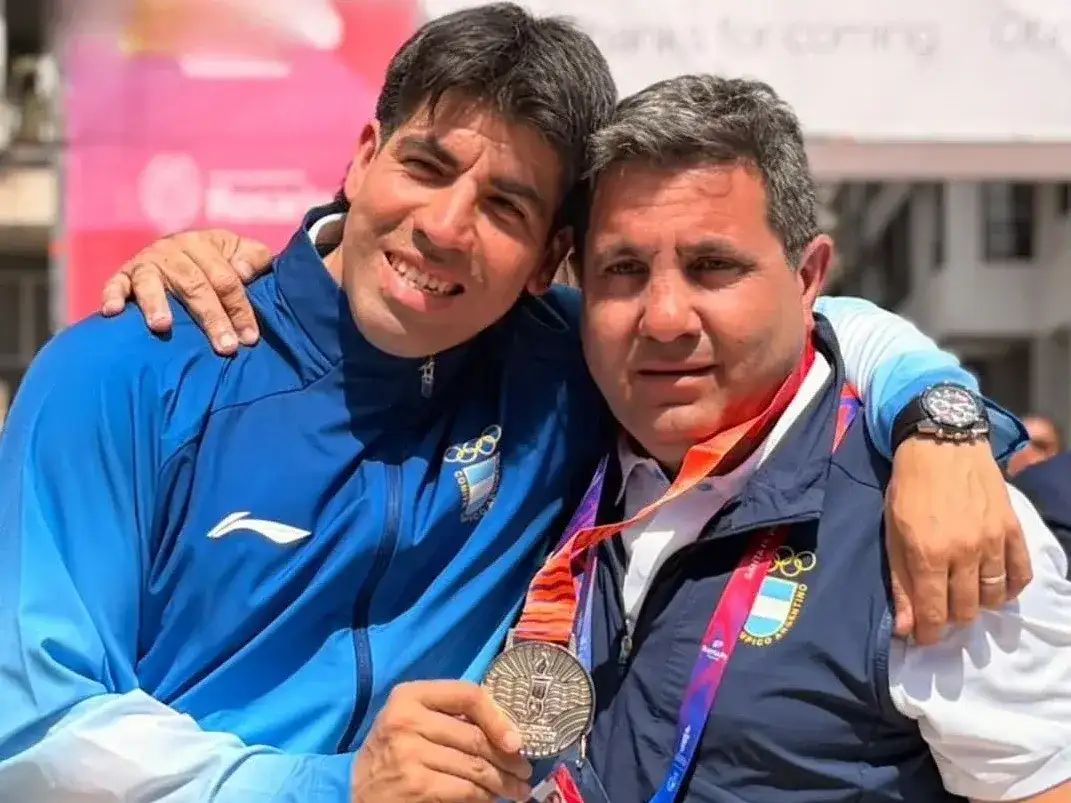 Venado Tuerto en lo alto: Guillermo Osorio y su entrenador Flavio Algarbe con la medalla de plata.