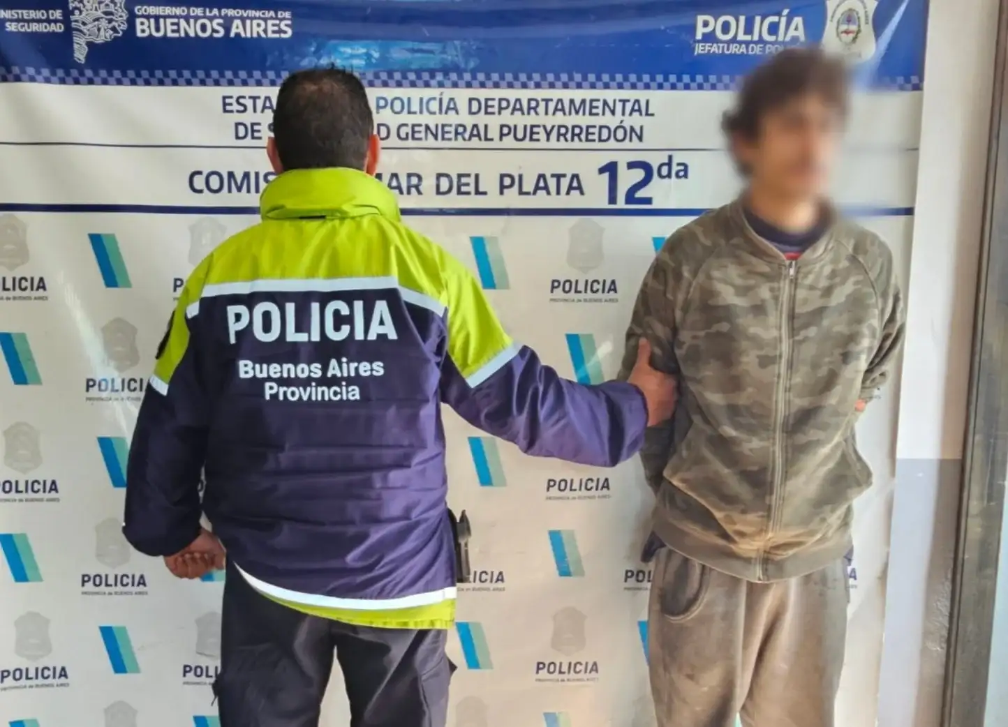 La víctima relató que había sufrido golpes de puño en la cabeza, el pecho y las extremidades.