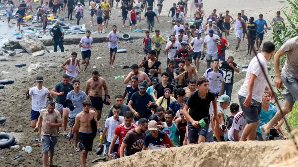 Miles de personas acceden a Ceuta desde Marruecos. (EFE/Reduan Dris)