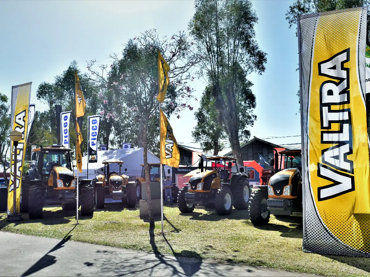 Tamagnini SRL Valtra muestra lo último en tractores y forrajeras 