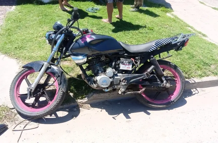 Golpeó a una mujer con un arma para robarle la moto y los vecinos lo retuvieron