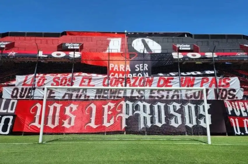 La hinchada de Newell’s hizo una bandera en apoyo a Messi luego del ataque narco