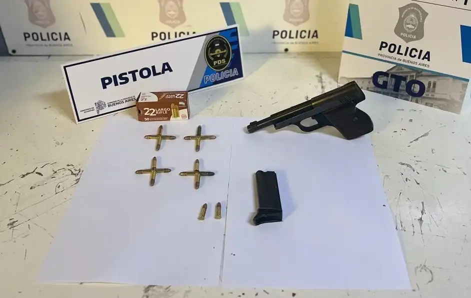 Los agentes secuestraron un revólver calibre .22 marca Mahely junto a cogollos de marihuana.