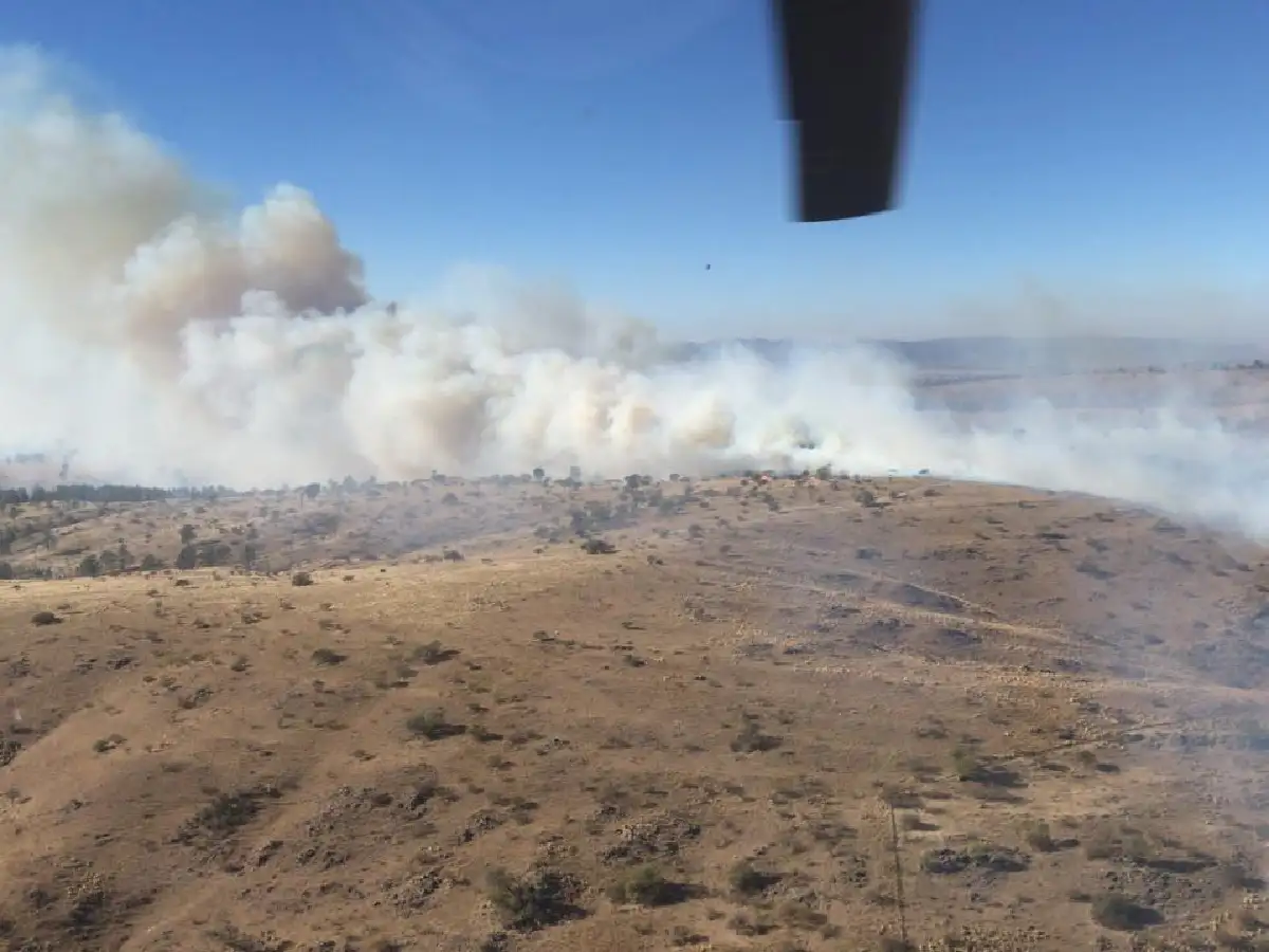 Bomberos combaten un incendio entre Salsacate y Los Túneles