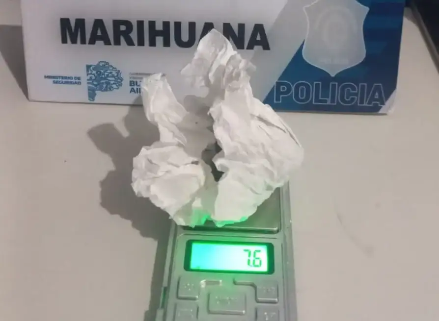 Tras la realización de los test orientativos, se confirmó que se trataba de cannabis sativa, con un peso total de 7,6 gramos.