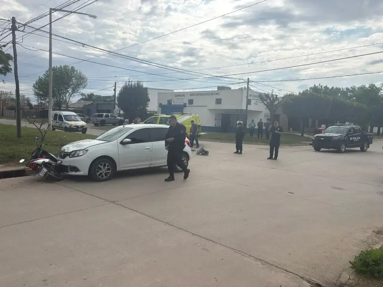 Siniestro vial con dos jóvenes heridos.