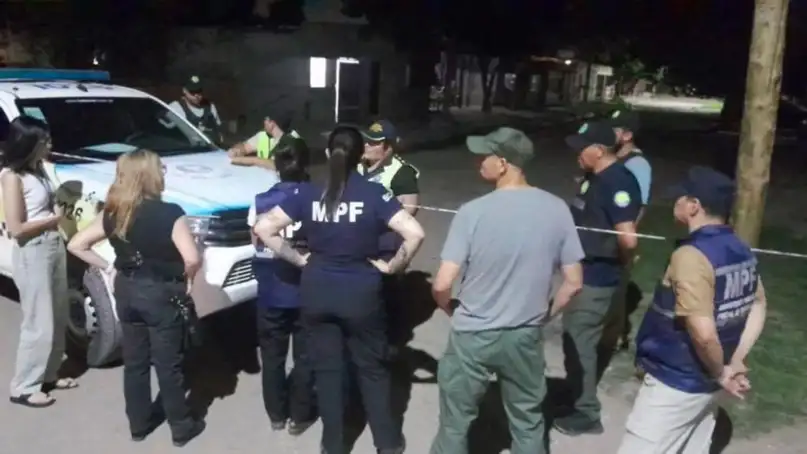 Personal policial trabajando anoche en la escena del hecho.