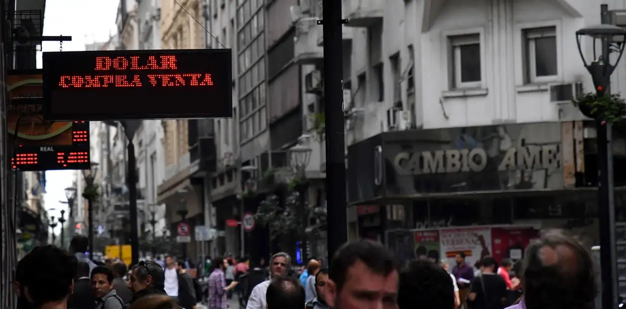 Dólar hoy: la divisa sube y llega a los $43