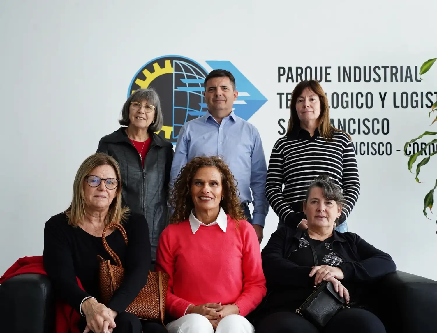 Las empresarias junto al gerente del Parque Industrial, Leonardo Beccaría.