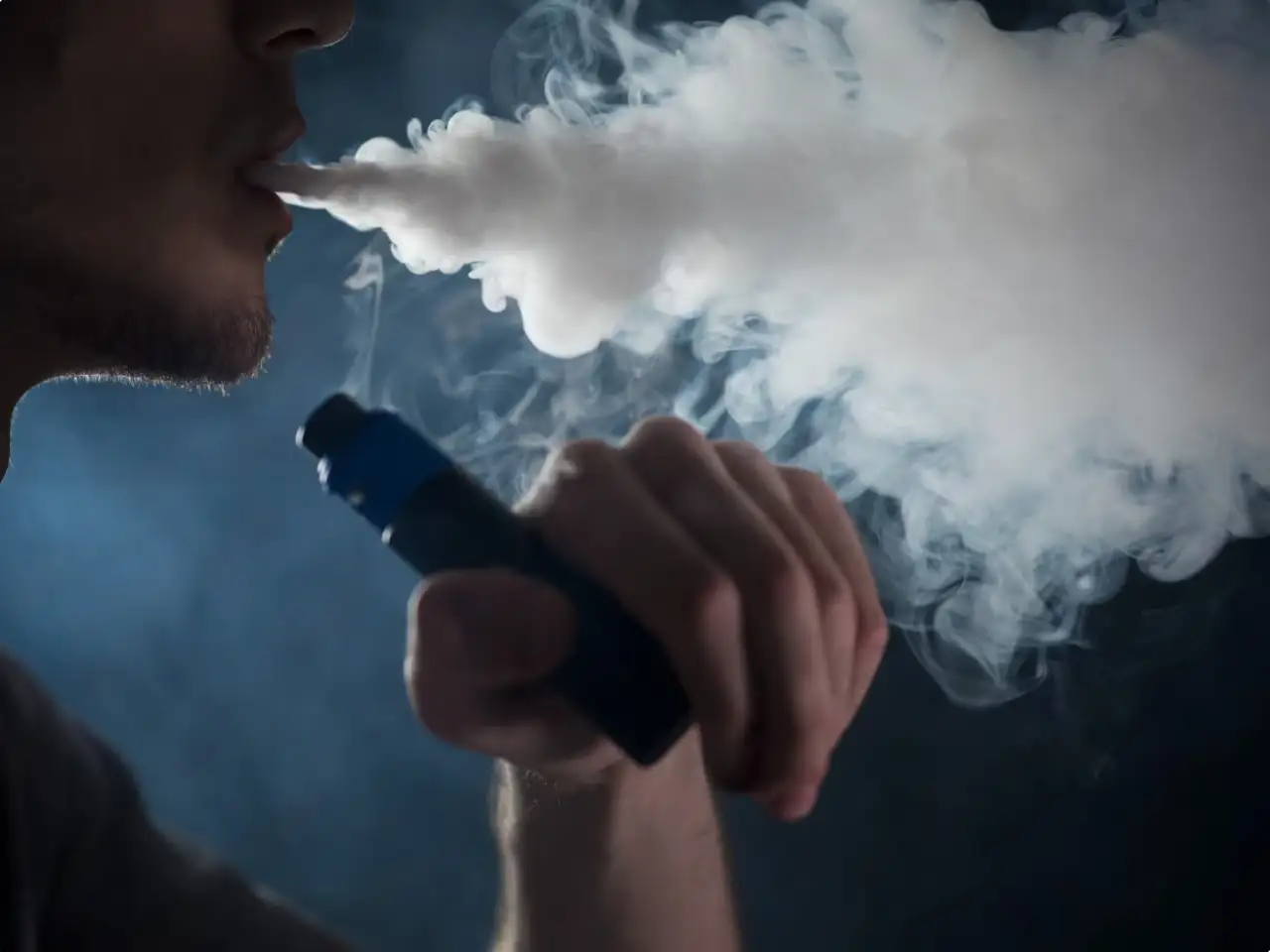 El consumo de cigarrillos electrónicos generan preocupación en la salud pública.