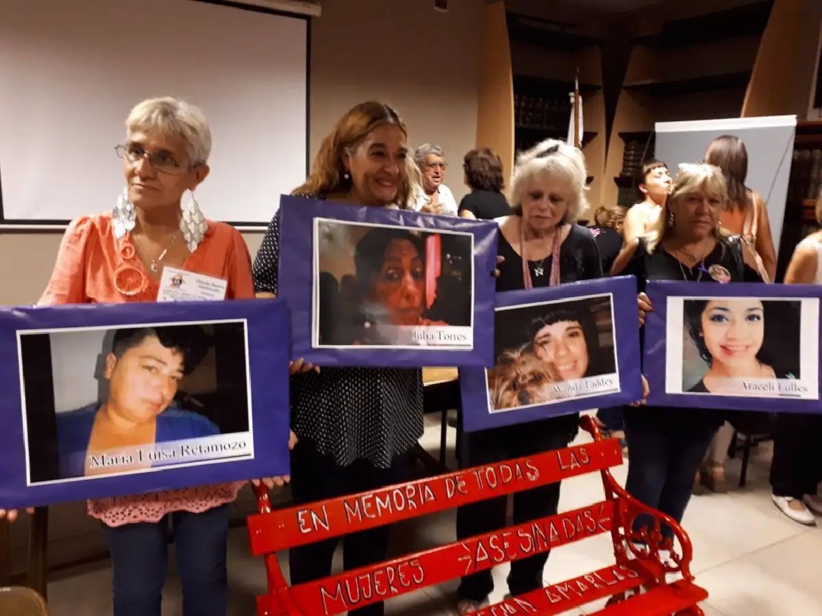 Morteros cuenta con un “banco rojo”,  emblema de lucha contra el femicidio   