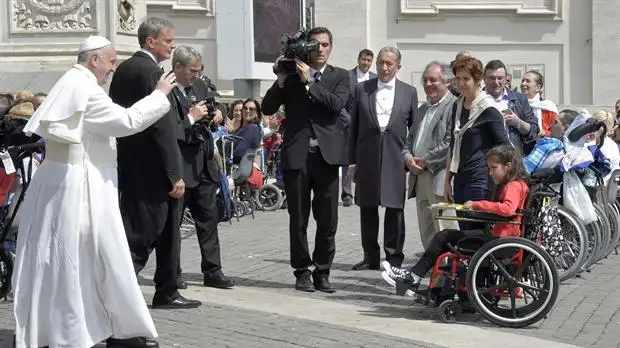 Francisco y un emotivo abrazo a una joven escritora discapacitada