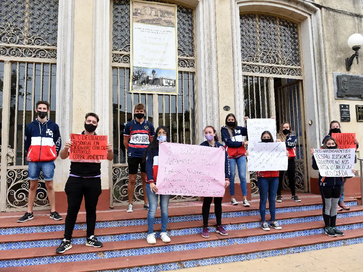 Padres y alumnos se manifestaron para  que la colación sea presencial en diciembre   