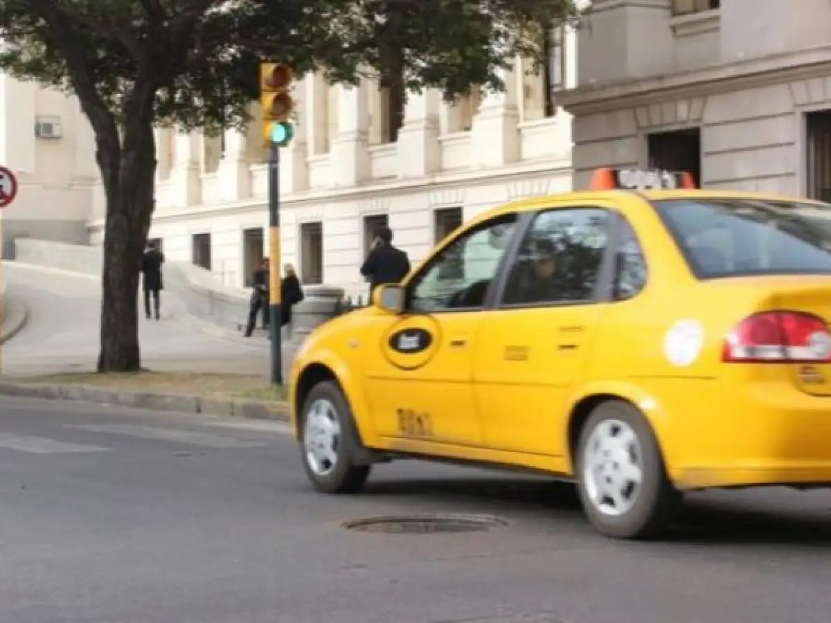 El taxista solidario: hace viajes gratis “por gratitud con la gente”