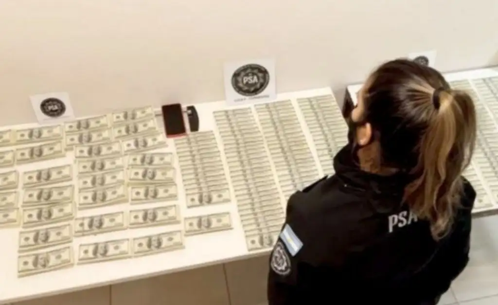 Intentó abordar un vuelo con más de 400 mil dólares en su bolso