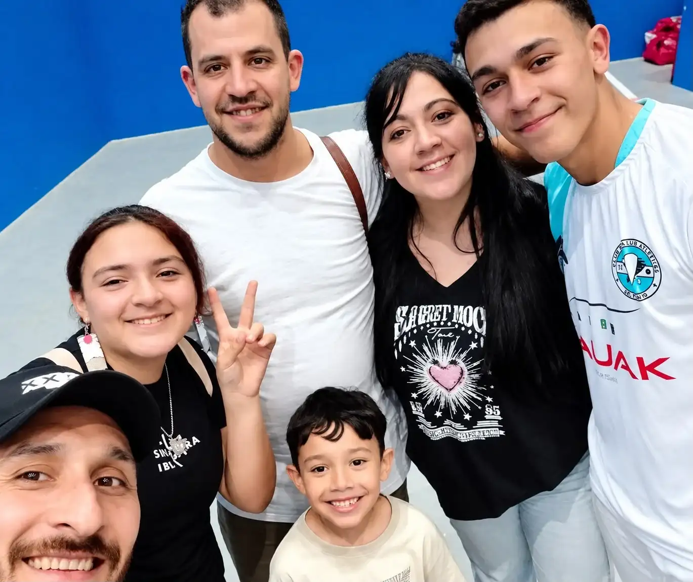 Jeremías Cedrez junto a su familia tras obtener el título