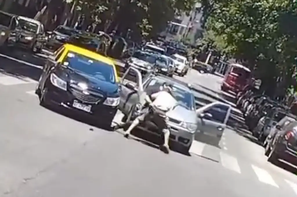 Así fue la pelea entre un taxista y un conductor. (Foto: Captura de video)