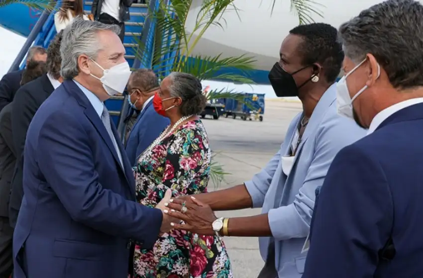 Alberto Fernández llegó a Barbados, última escala de su gira internacional