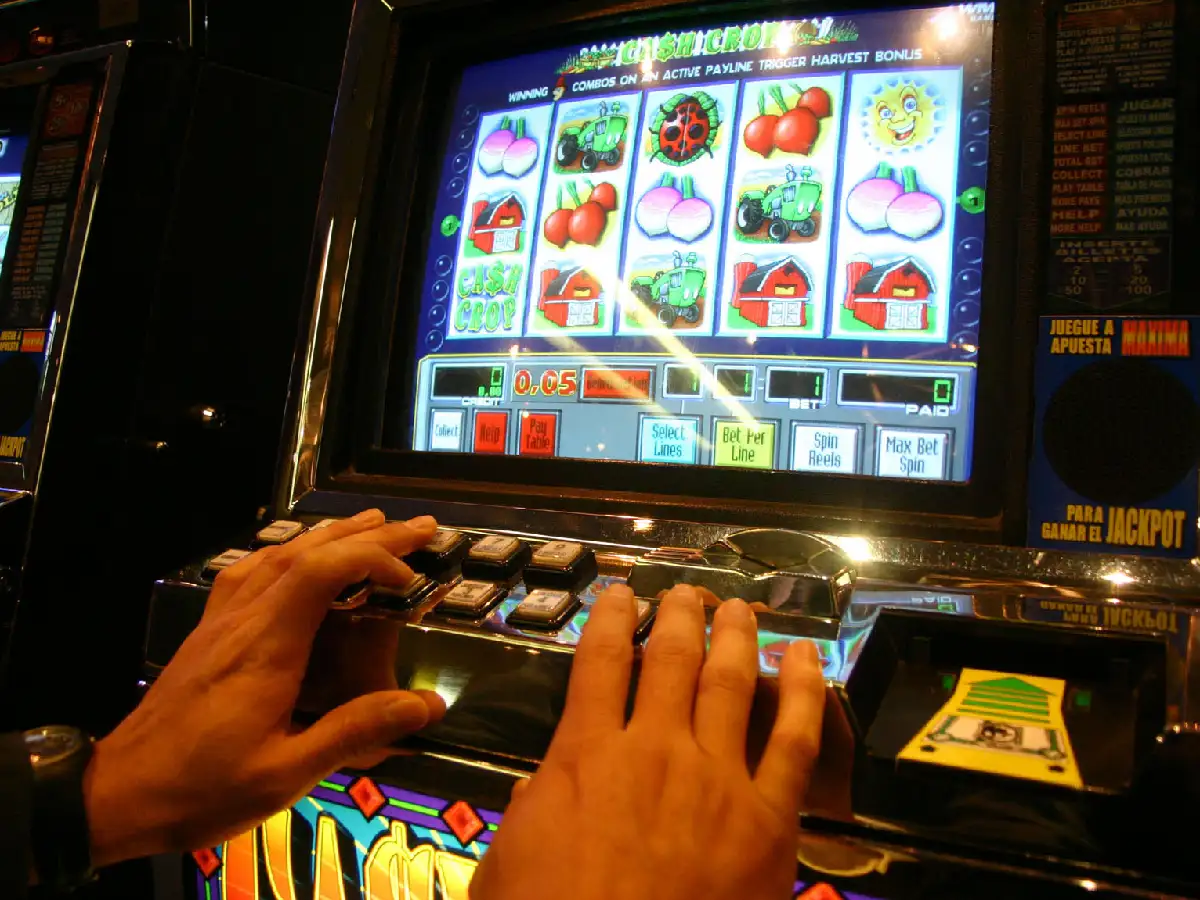 Insólito: dejaron a su bebé de un año en el auto y se fueron a jugar al casino de Corral de Bustos