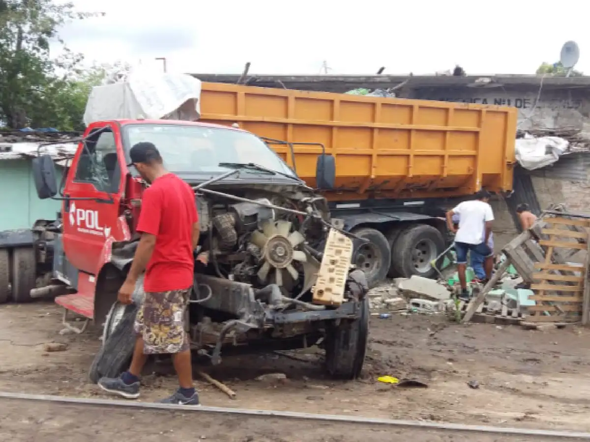 Un tren arrastró un camión y destrozó dos casas en un barrio