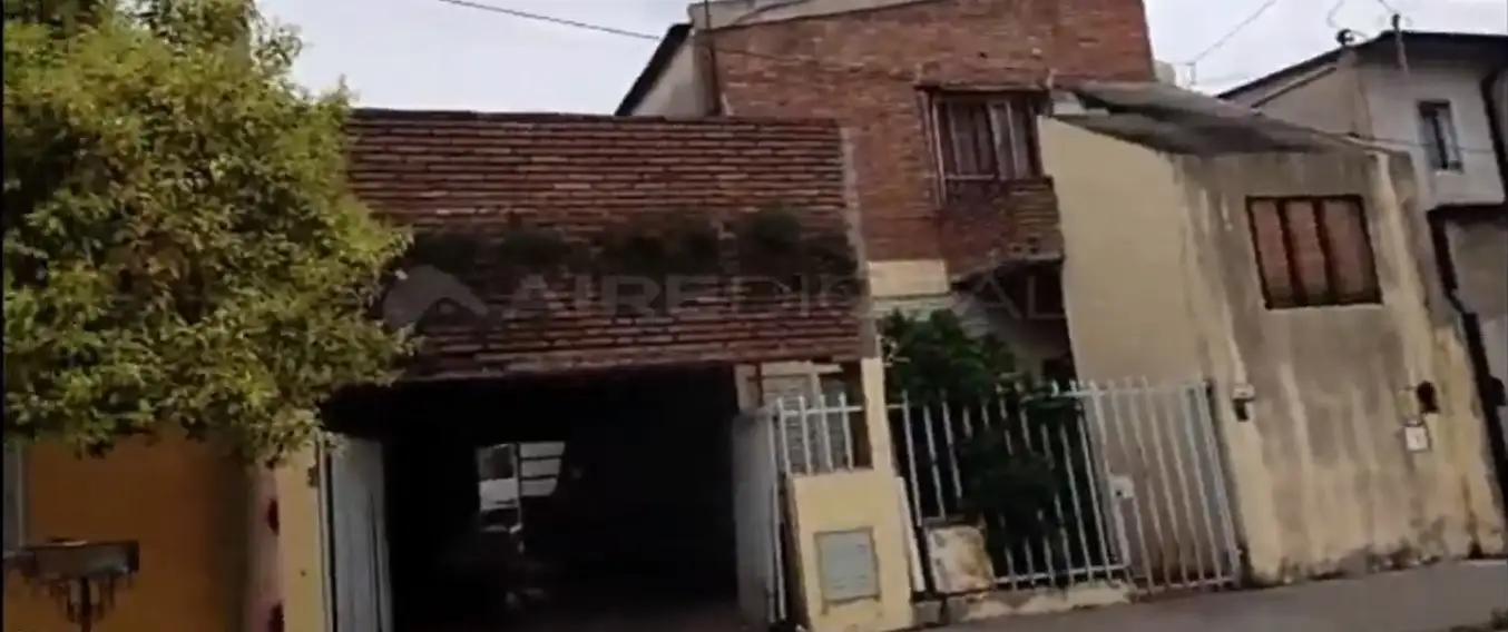 Balearon a un hombre en su vivienda de barrio Alberti