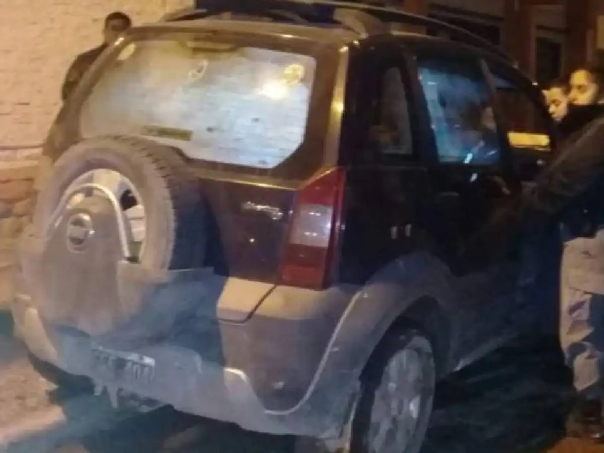 Dejaron a sus hijos encerrados en el auto para ir a bailar