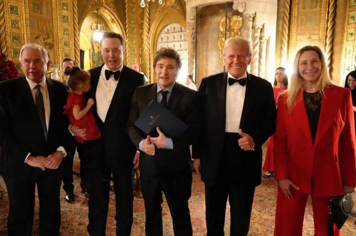 Javier Milei con Elon Musk y Donald Trump en la residencia Mar-a-lago
