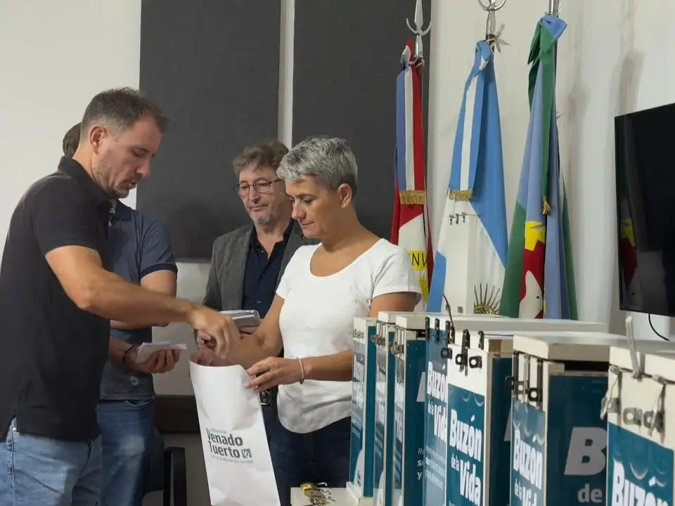 El presidente del Concejo Juan Ignacio Pellegrini y la secretaria de Control Urbano y Convivencia Silvia Rocha, durante el acto.