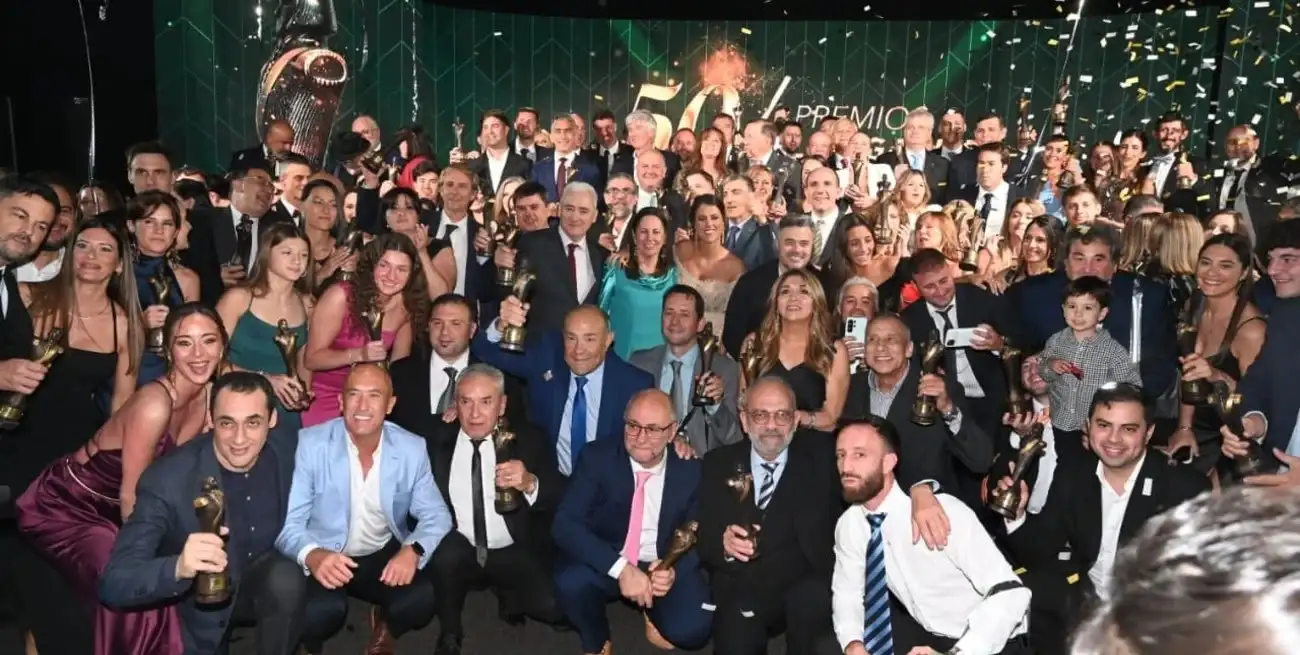 La foto grupal de todos los ganadores de los Premios Brigadier 2025. Crédito: Flavio Raina