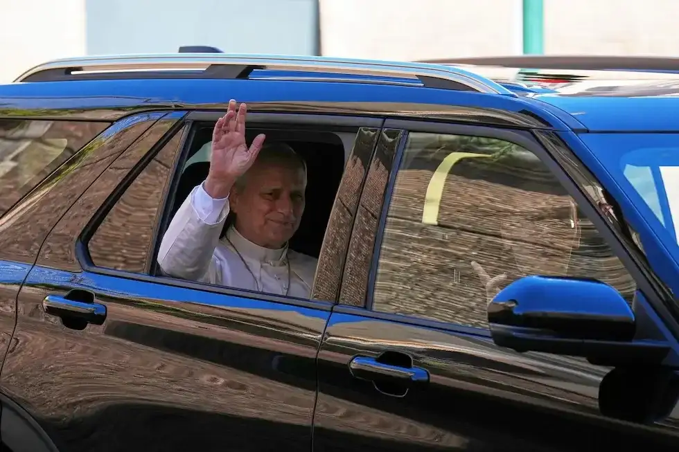 El papa León XIV ingresó al policlínico Gemelli, para ser intervenido quirúrgicamente.
