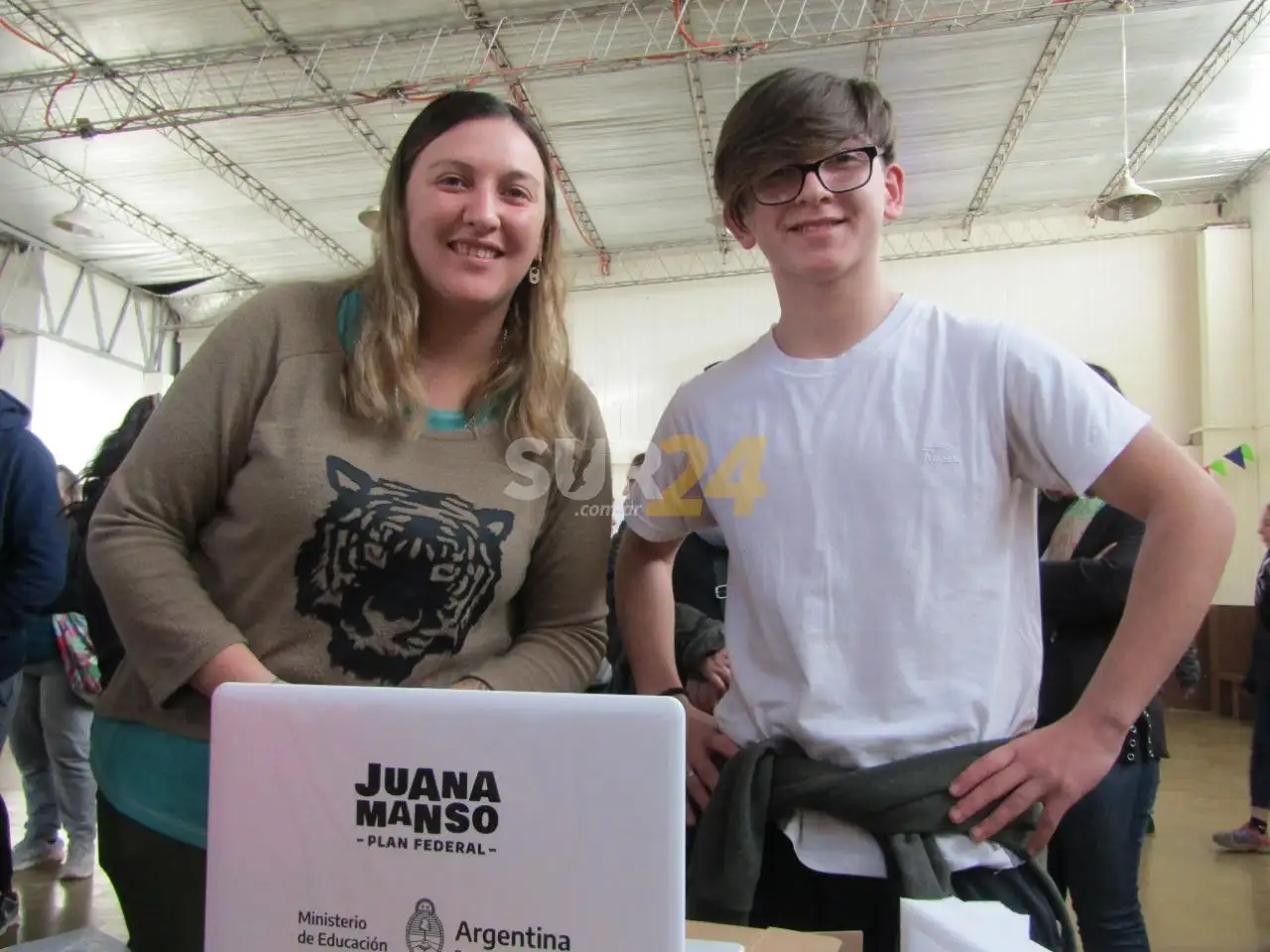 Conectar Igualdad: alumnos de la ESSO 244 de María Teresa recibieron su netbook